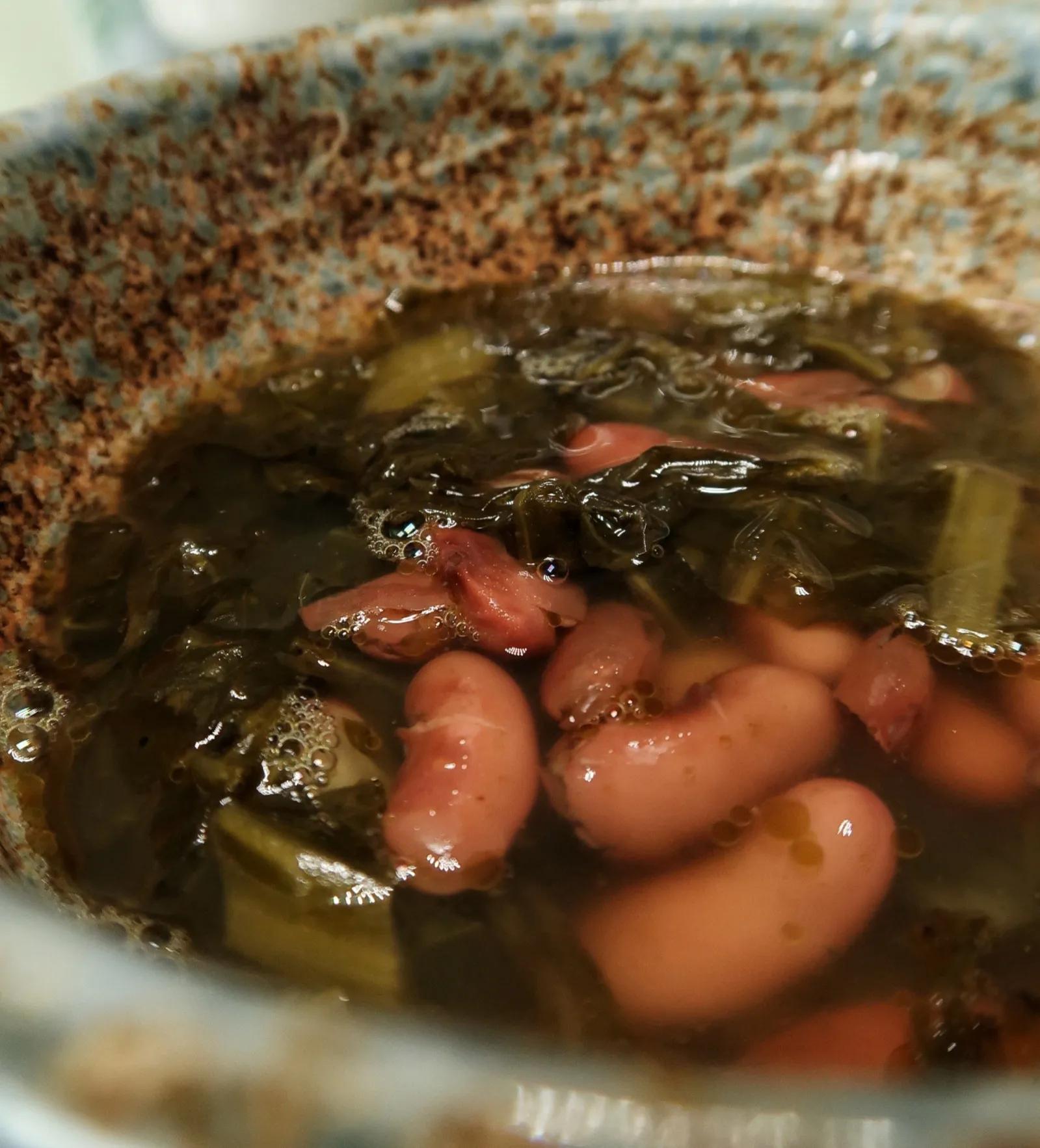 黄辣丁拿盐巴和料酒腌渍搓洗,它胡子刺很利,要格外小心。