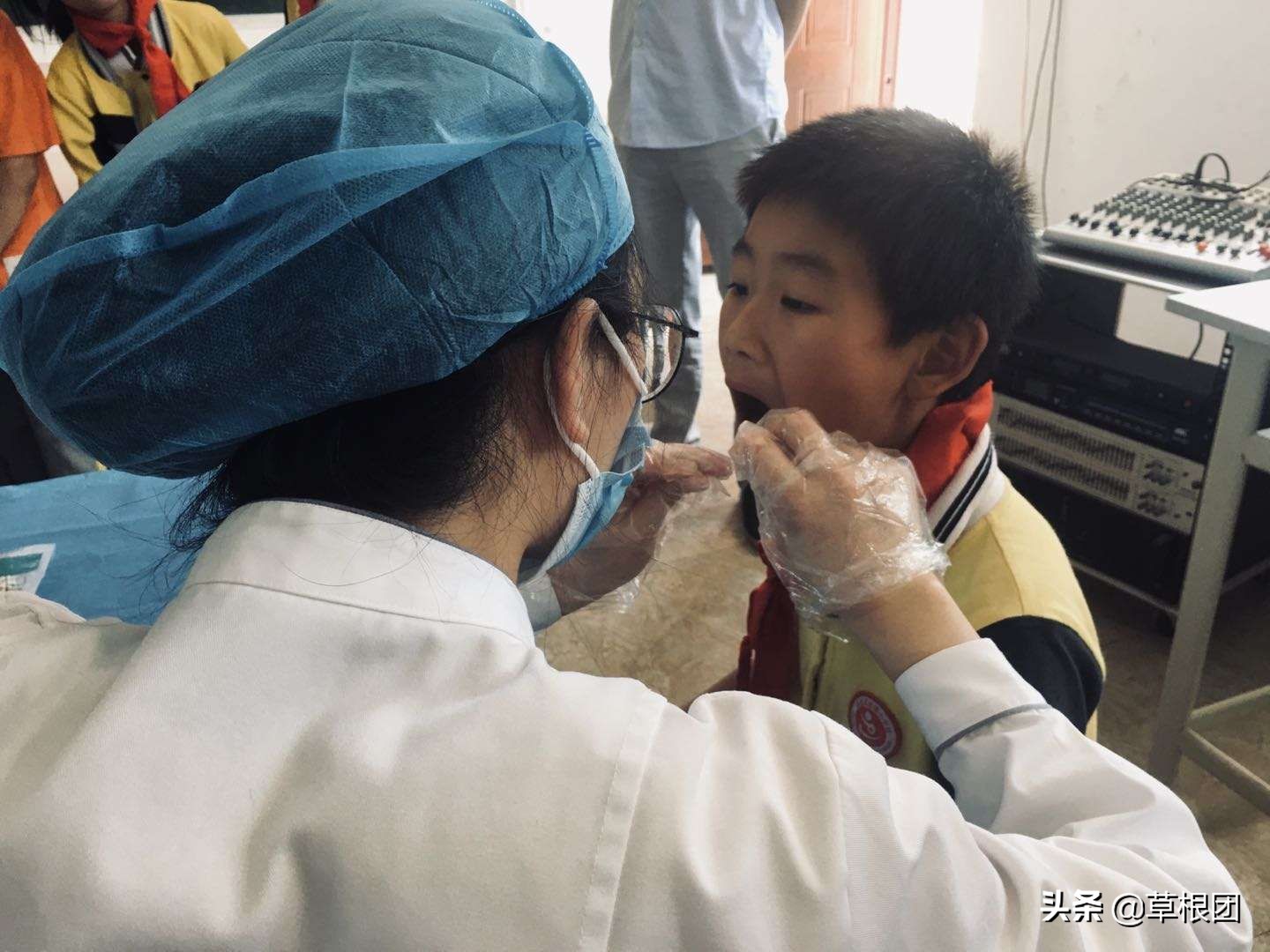 关爱农村留守儿童--岳池义工“六一”在行动