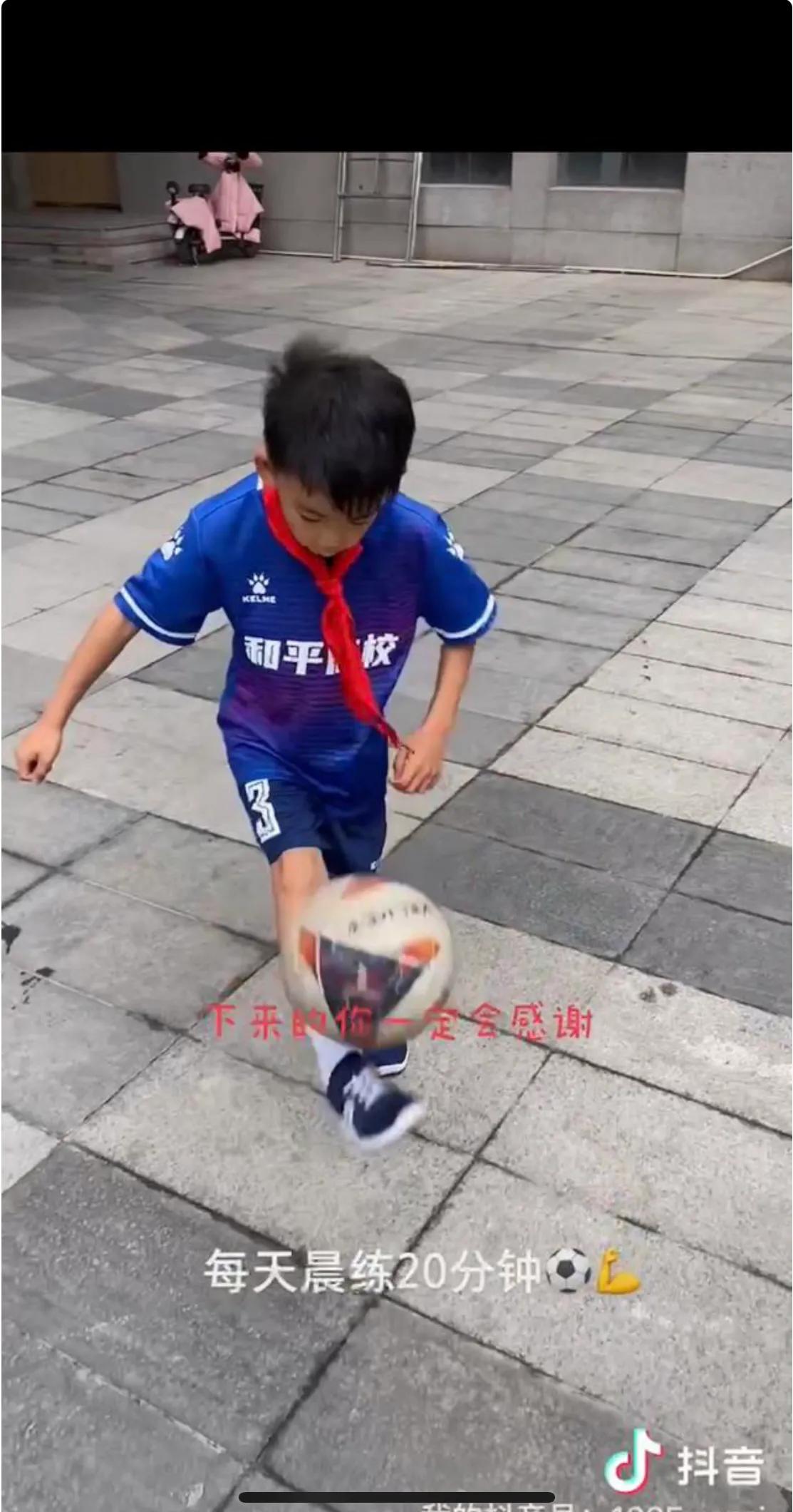 热爱运动踢球,踢球是因为热爱