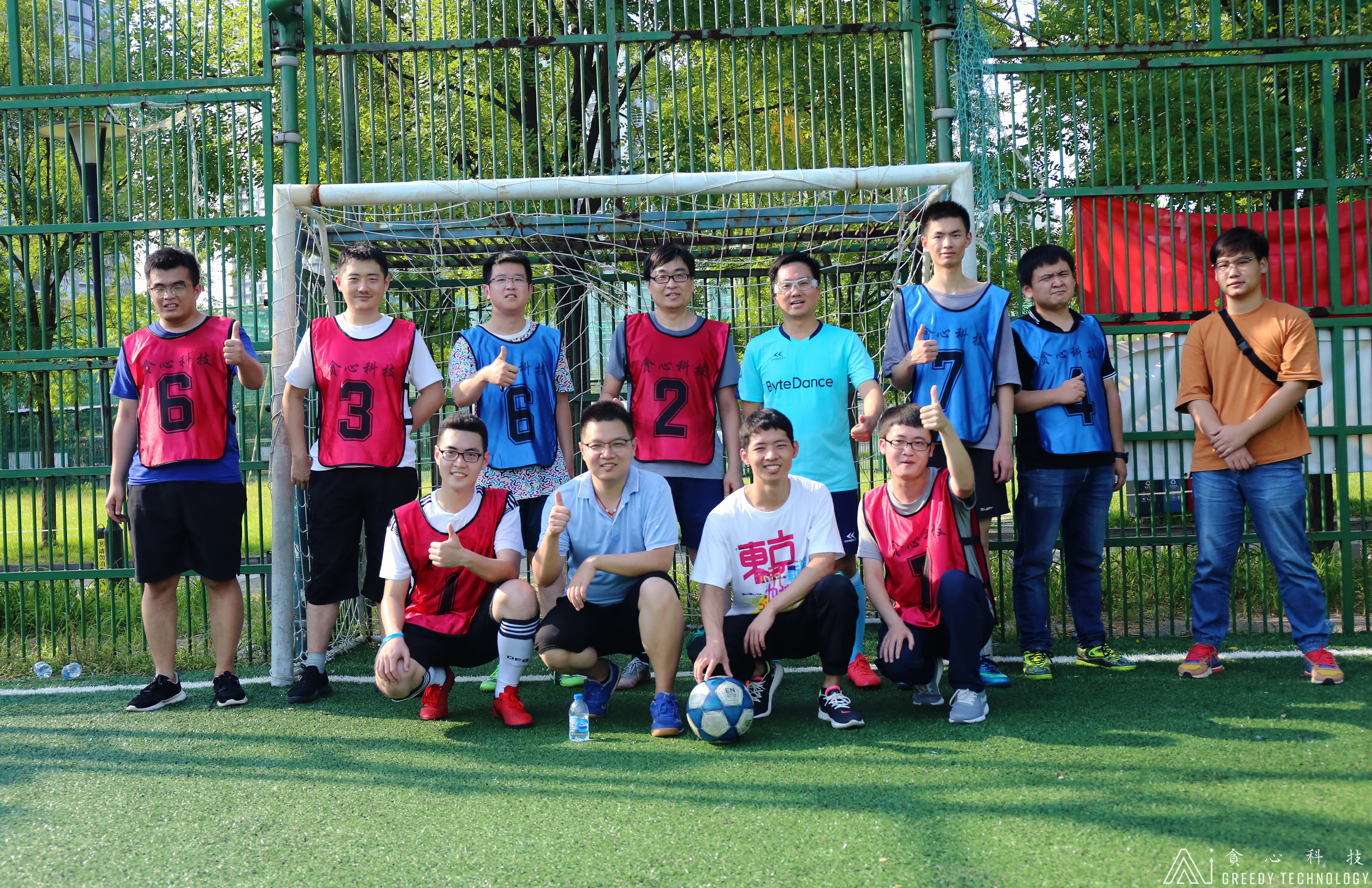 绿茵场上酣畅淋漓,绿茵场上尽情奔跑感受比赛的快乐