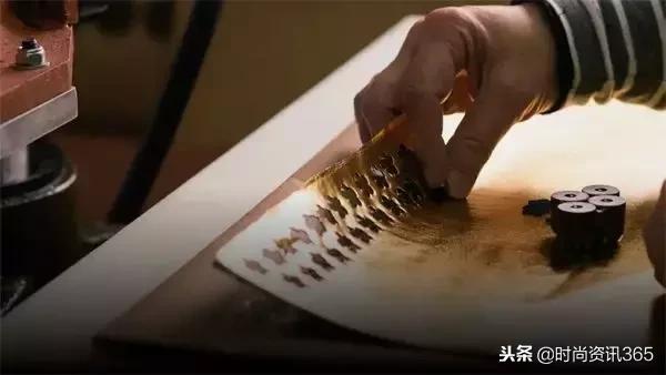 “埃及风”也刮到了时尚圈？CHANEL用金丝银线为你解答！