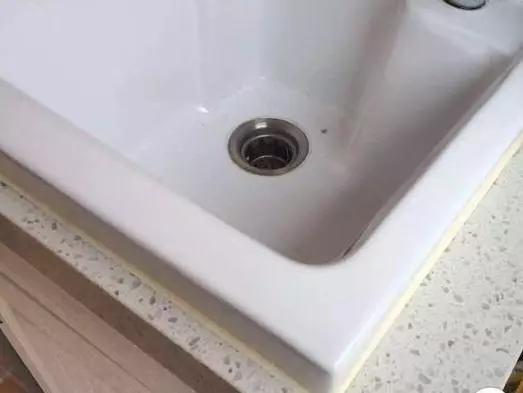 厨房玻璃胶发霉怎么去掉,厨房玻璃胶变黑清洁小妙招