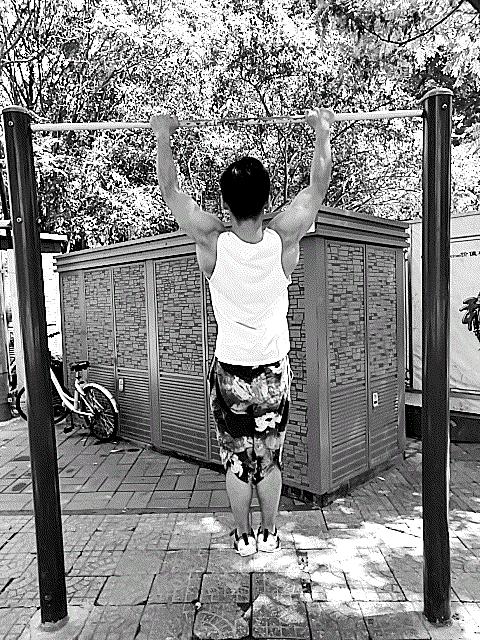 引体向上练肩三角肌的最佳动作,一练肩就酸痛