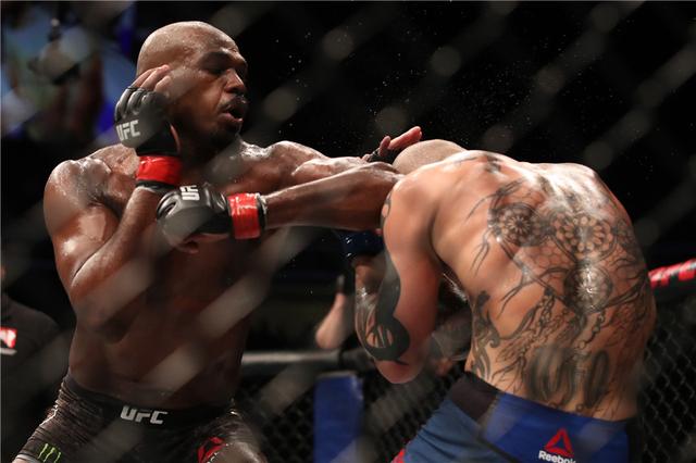 白大拿评价骨头琼斯打纳干诺,骨头琼斯降服盖恩白大拿反应