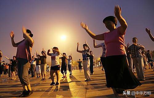 北京一大妈地铁霸占座位,男子霸占地铁座位睡觉