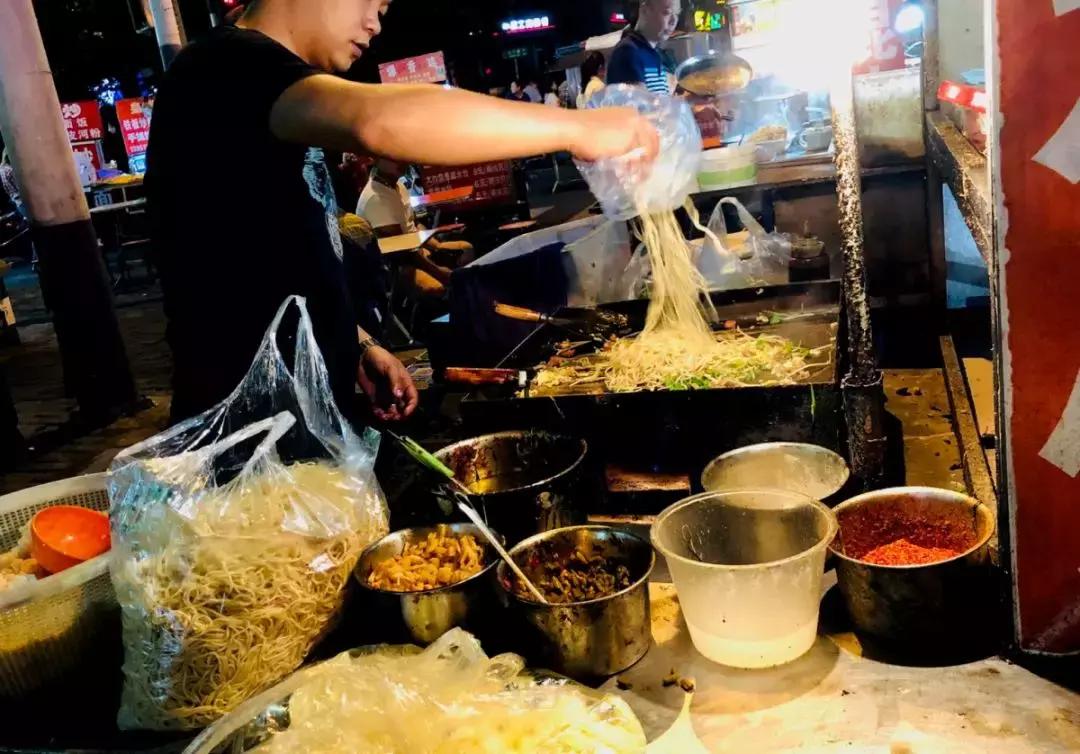 南京夜宵美食推荐必吃,南京三条巷宵夜雪菜肉丝面