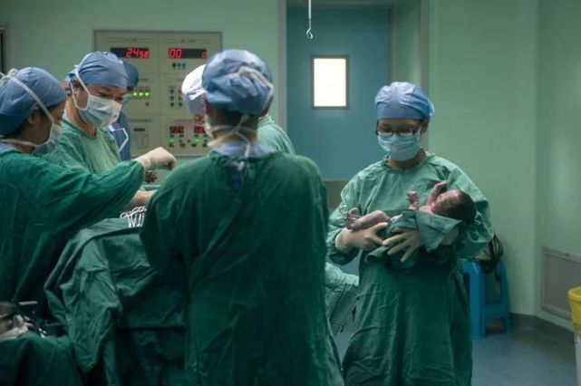 产妇羊水栓塞抢救,产妇羊水栓塞30名医生抢救27小时