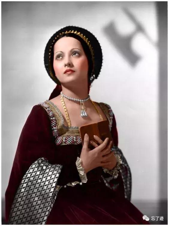 AnneBoleyn她是谁？为什么2019年的时尚流行中也有她存在？