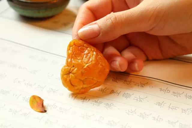 刚买回来的蜜蜡有裂痕有没有事,蜜蜡为什么没有碰就裂开了