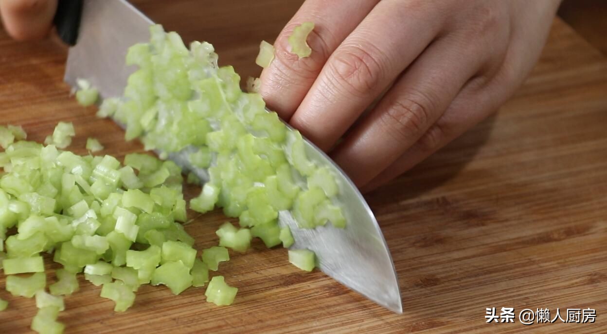 怎么做黄焖鸡腿好吃窍门,不加一滴水做鸡