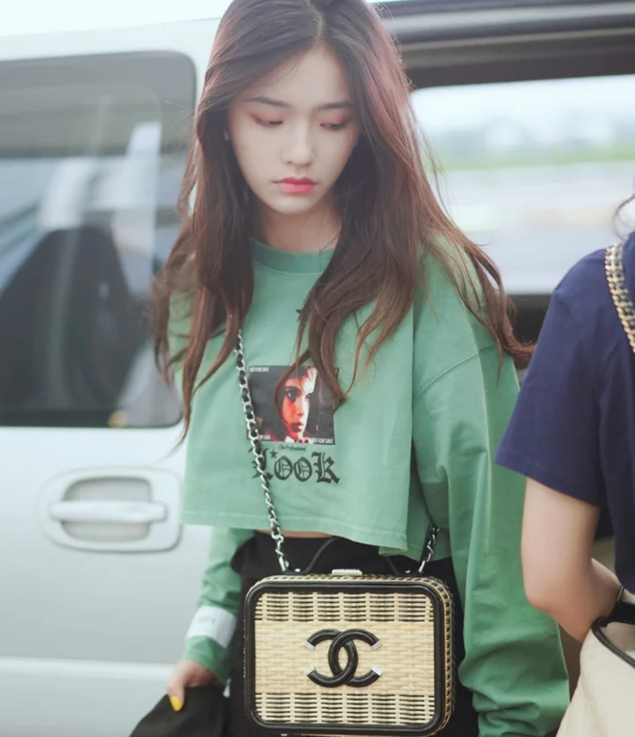 林允黑色罩衫短裤,林允短裤穿搭图片