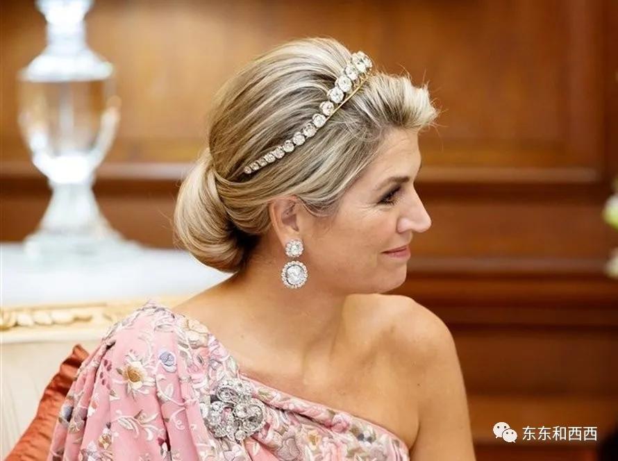 盘点英国女王戴过的王冠,英国女王和凯特戴同样的珠宝