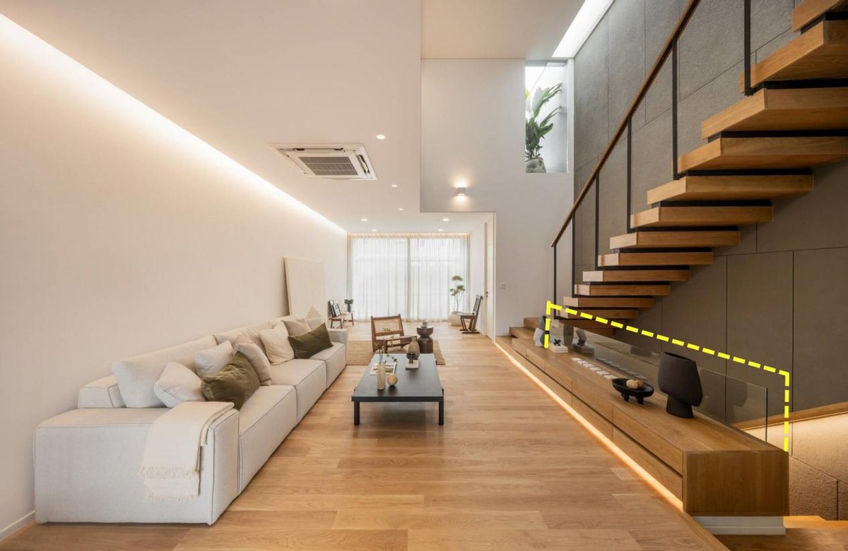 客厅中央电视柜与楼梯一体设计,客厅楼梯下面空间利用电视柜