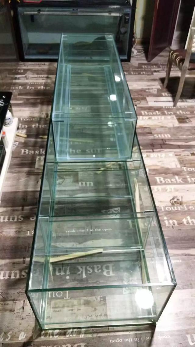 用3毫米玻璃粘的鱼缸,用大理石粘小型鱼缸