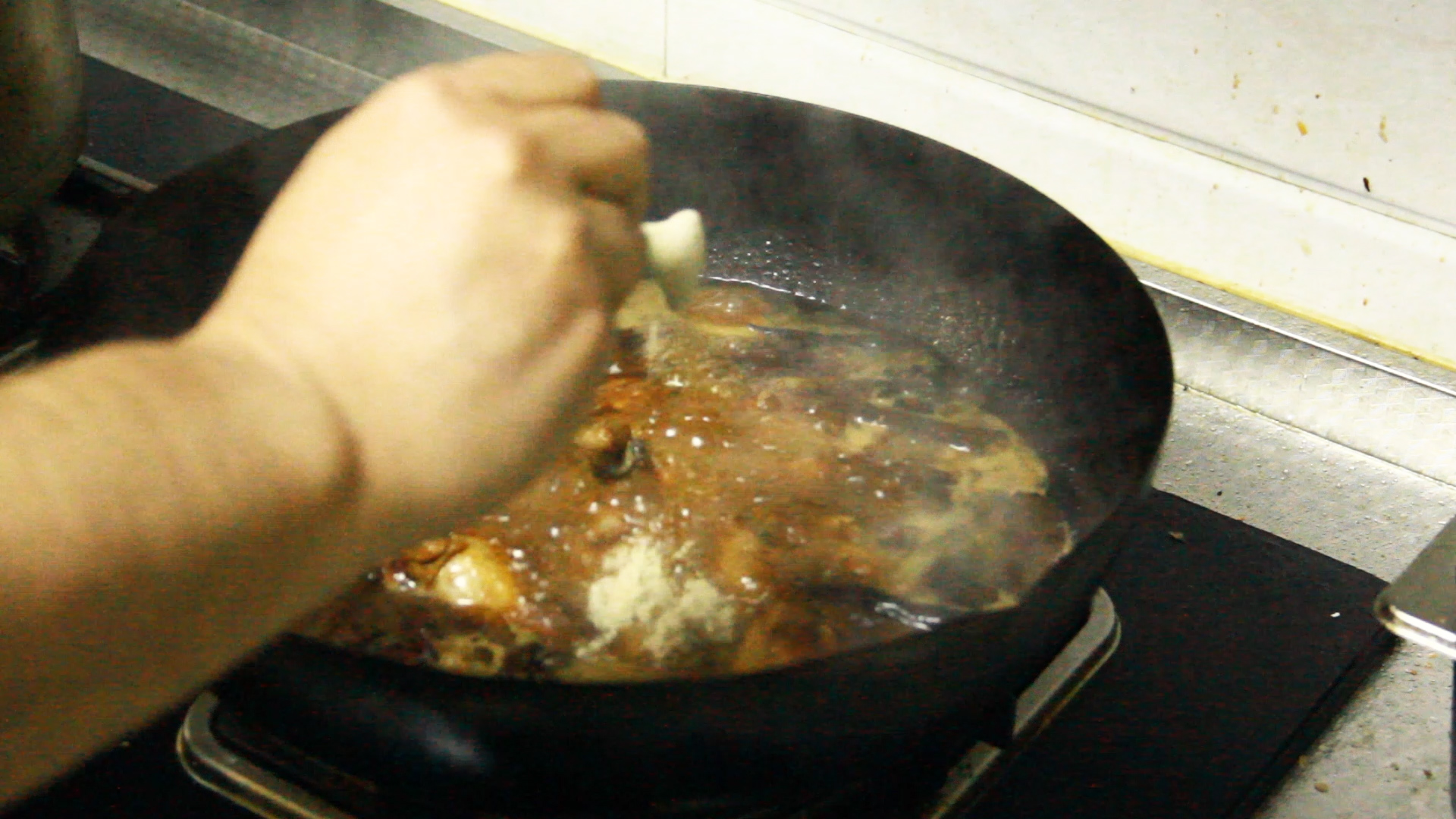 鸡翅根为什么做出来很腥,红烧鸡翅根做法味道超棒一看就会