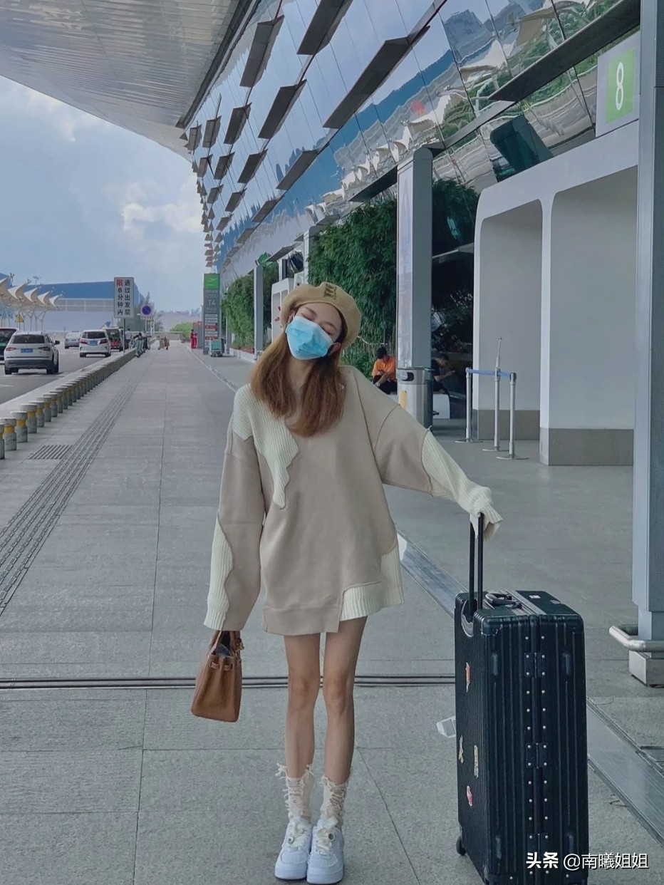 时髦的女人都穿卫衣减龄又好看,女生一定要了解的卫衣经典搭配