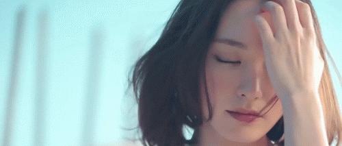 头发发质很蓬松而且很毛躁 (头发稀少不蓬松出油还厉害)