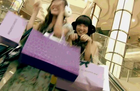 “用了你代购回来的化妆品，我一直拉不出shi！”笑出猪叫……