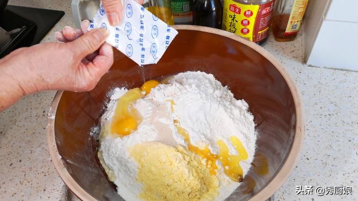 安琪酵母炸油条窍门不用鸡蛋,炸油条用油条膨松剂还放鸡蛋吗