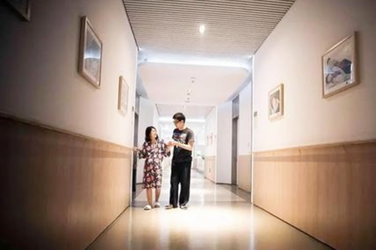 妻子临产丈夫这样做大快人心,老婆临产老公这样做大快人心