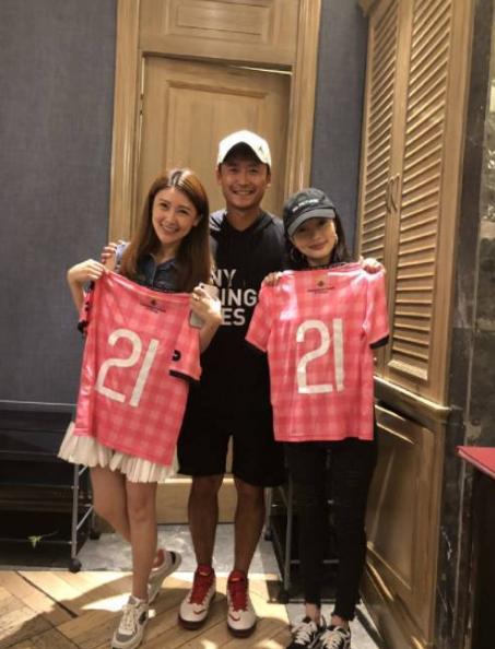 国足球星与李小璐是好朋友？二人以姐妹相称，网友调侃被做头发