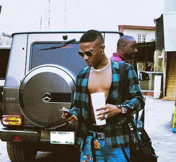 国外富二代圣诞集体炫富：私人飞机只是入门水平，奢侈品堆满全身