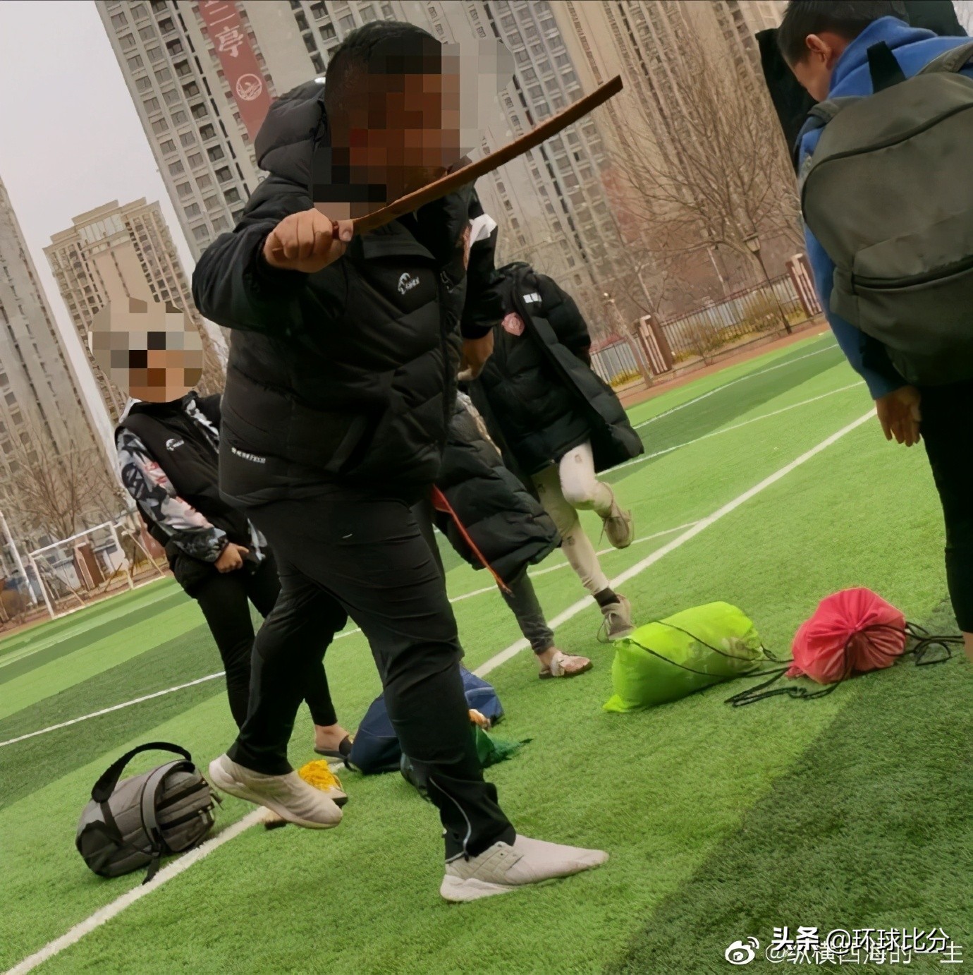 大连一青训机构被指体罚小球员,大连青训抽打小球员原照片