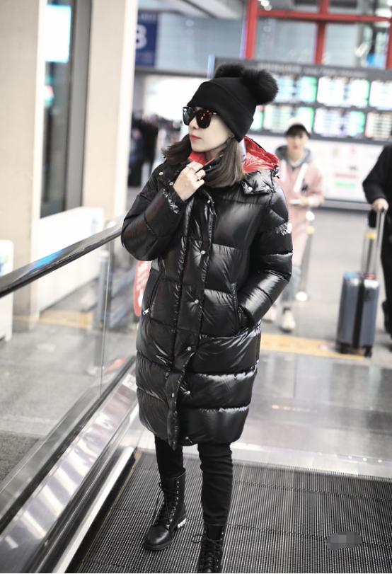 佘诗曼穿粉色裤走机场 (佘诗曼穿皮靴现身机场)