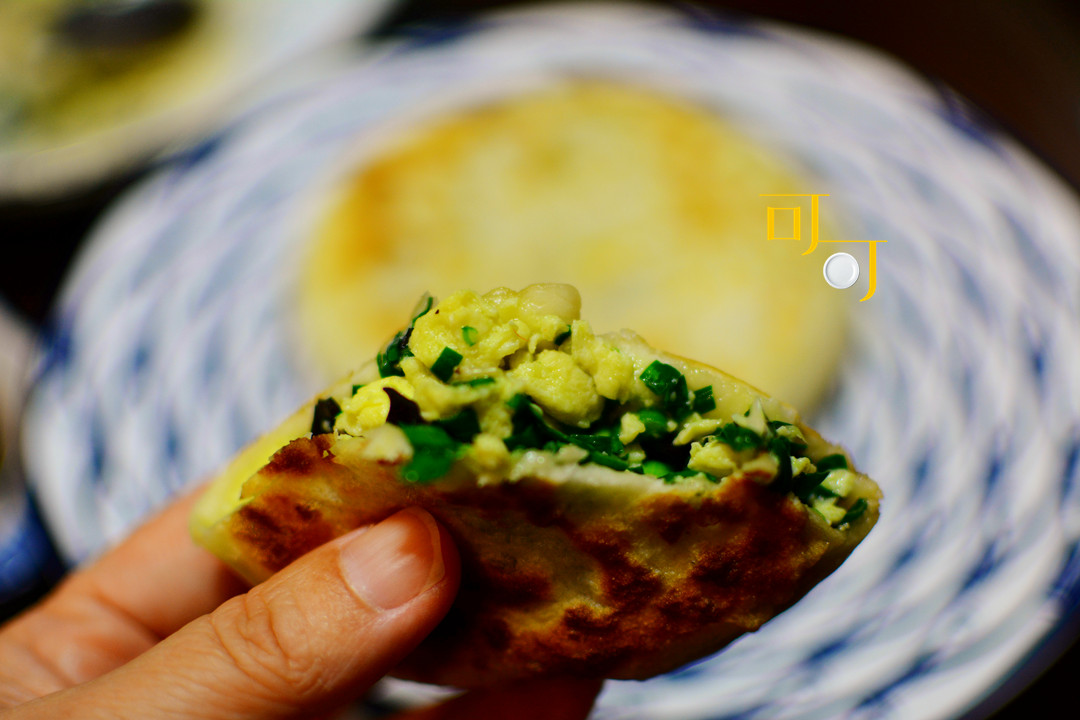 家里多出的饺子馅怎么办？做两个煎饼吃，太香啦