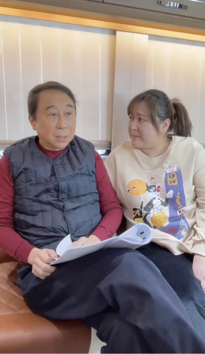 牛群辞官现场,牛群卸任县长后和冯巩合作过没有