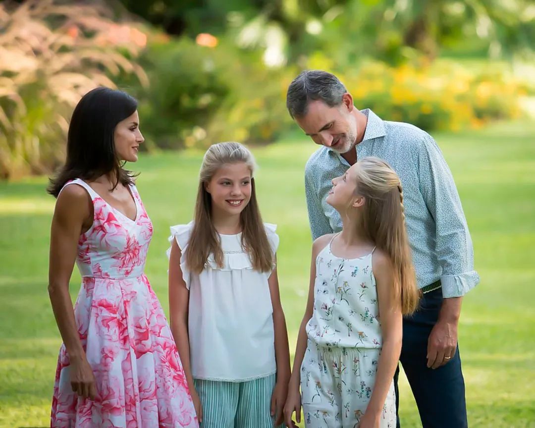 西班牙俩公主差几岁,西班牙公主两姐妹谁漂亮