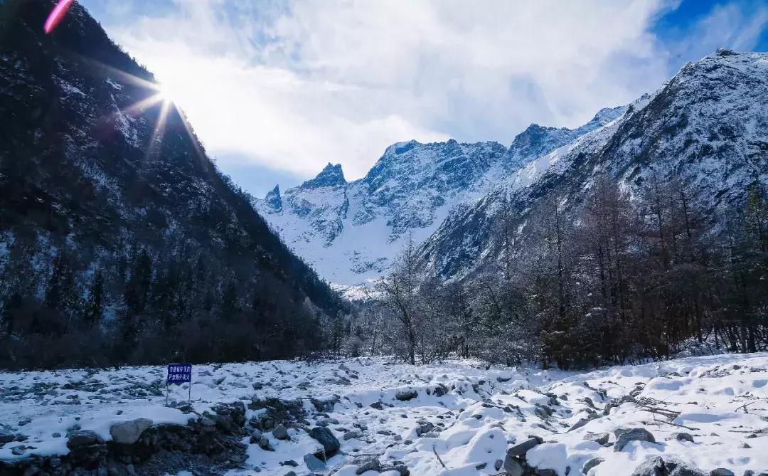 阿坝州又一处绝对秘境,雪山红石全部免费看,成都出发可耍2天!