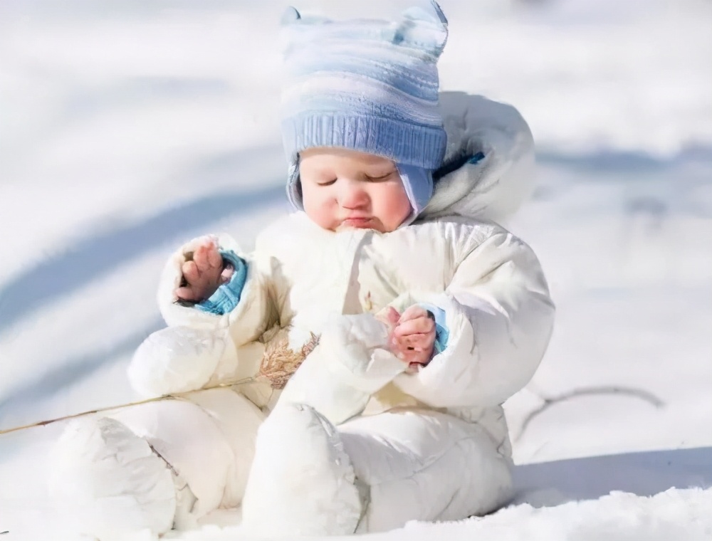 宝宝冬天也会“中暑”？冬季给娃穿衣，一摸二看便知是否够