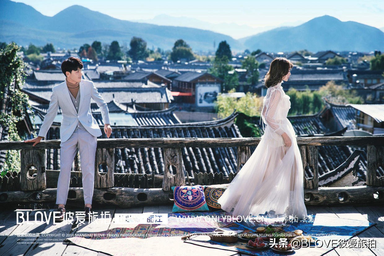 丽江束河古镇客栈楼顶婚纱照旅拍,阜阳丽江婚纱照旅拍推荐