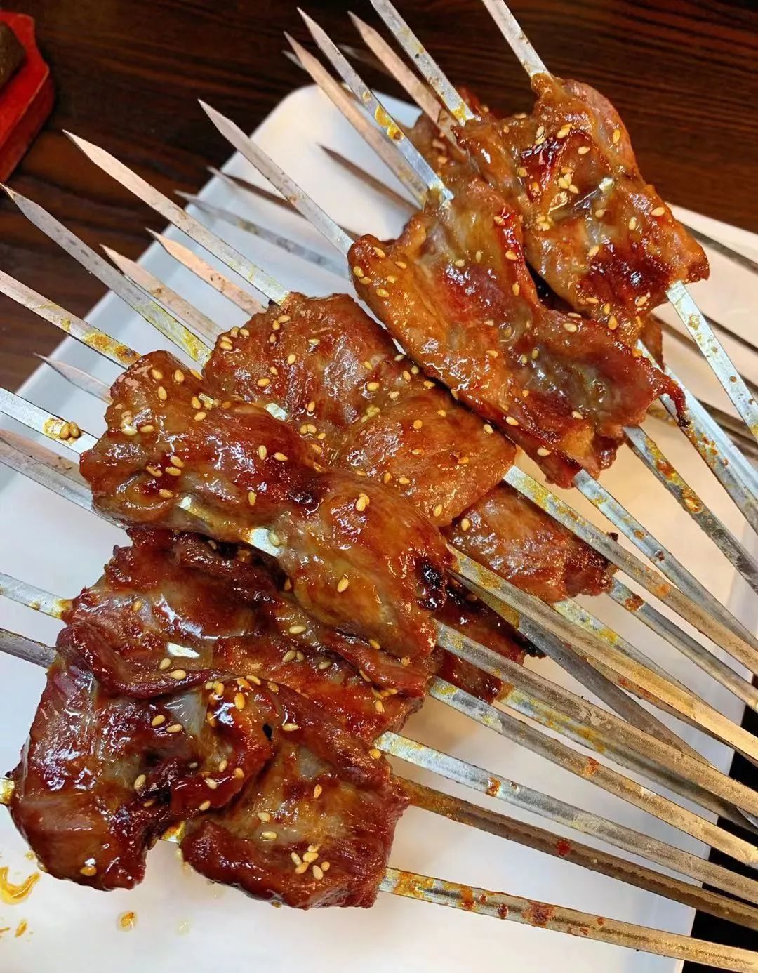 长春这家音乐串吧大块肉按斤称，崂山一元一瓶，青岛喝一箱送一箱