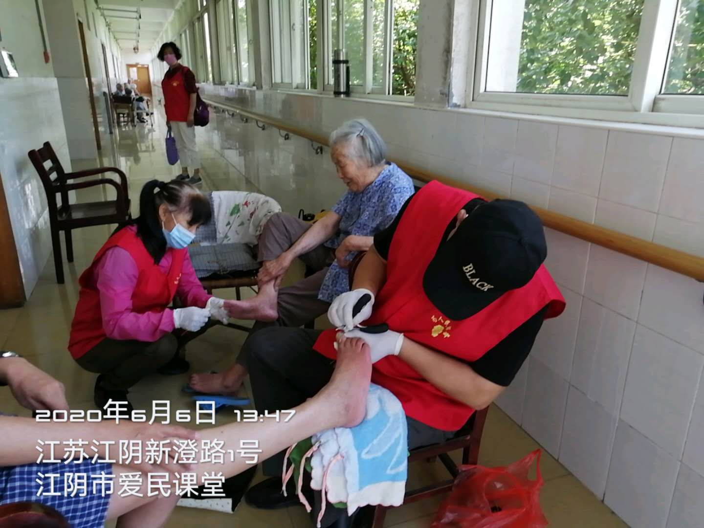 志愿者用爱温暖老人心,情暖社区老人献爱心志愿服务