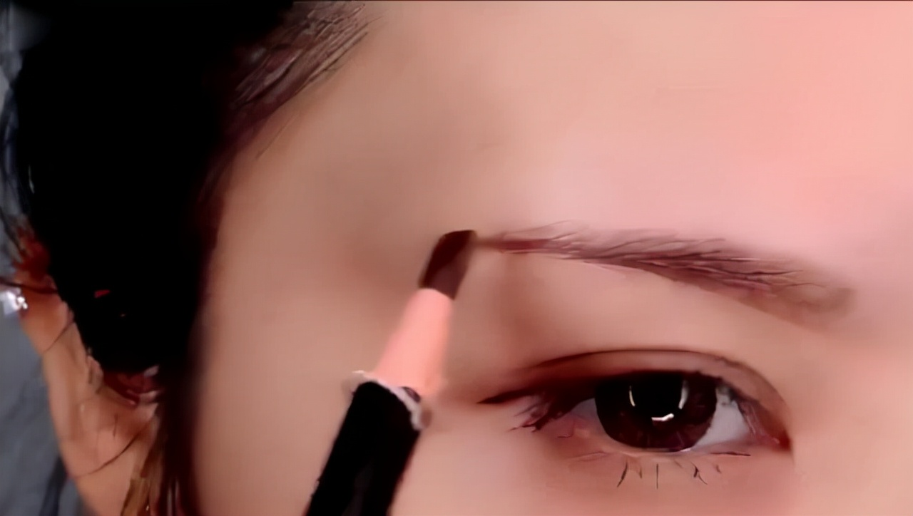 如何从零开始学化淡妆,四个步骤化精致的淡妆