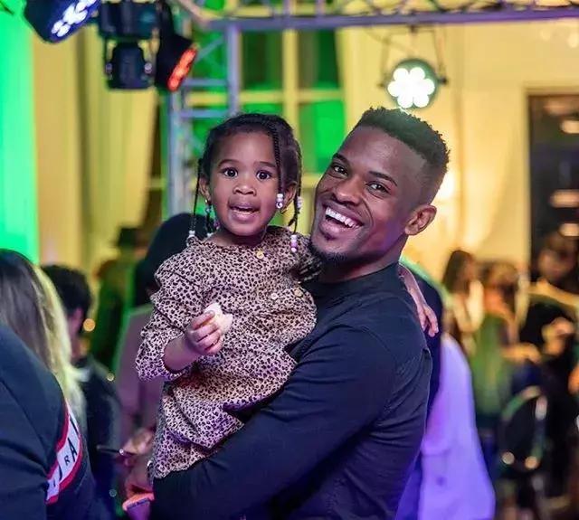 你们在此不要动，爸爸们去场边喝喝茶