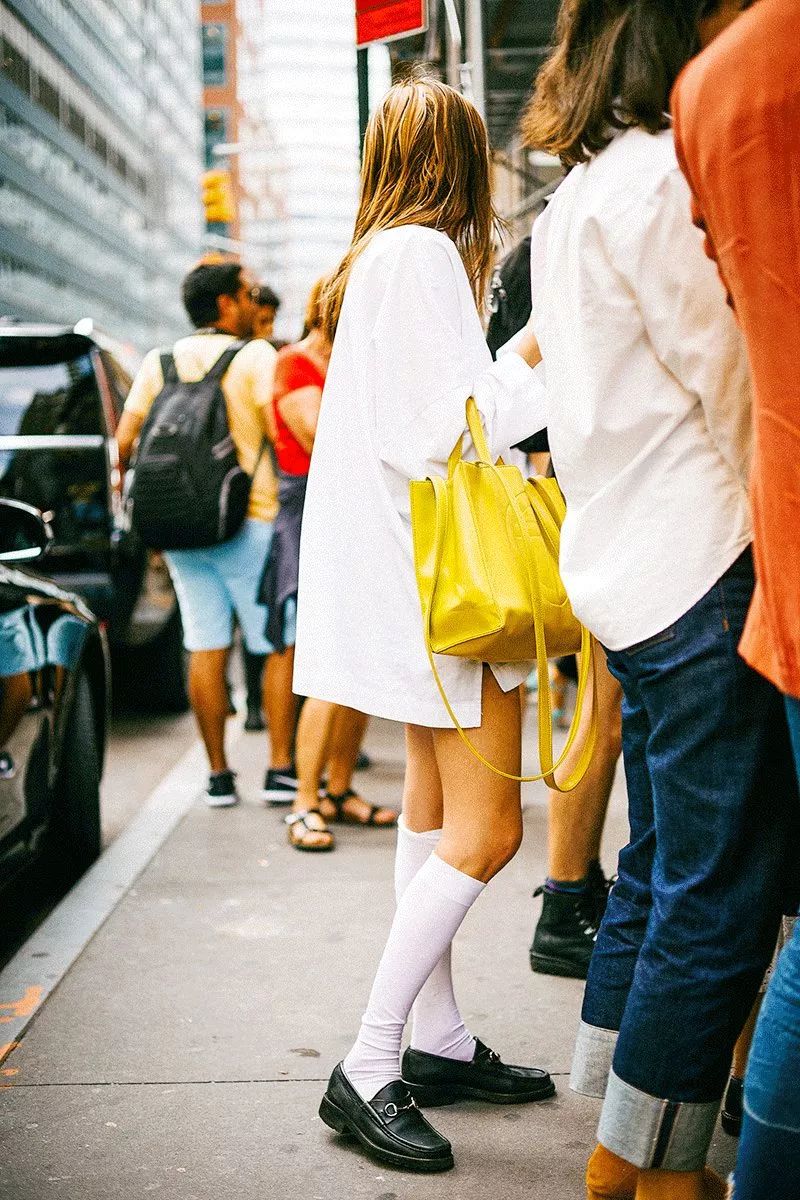 时尚穿搭袜子这样穿时髦又好看,花边袜子怎么穿时髦