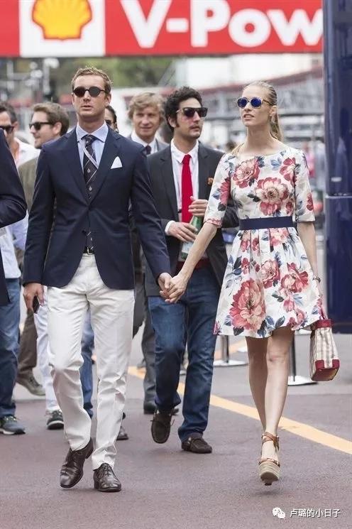 摩纳哥王妃终于精心打扮,摩纳哥最美王妃穿衣搭配