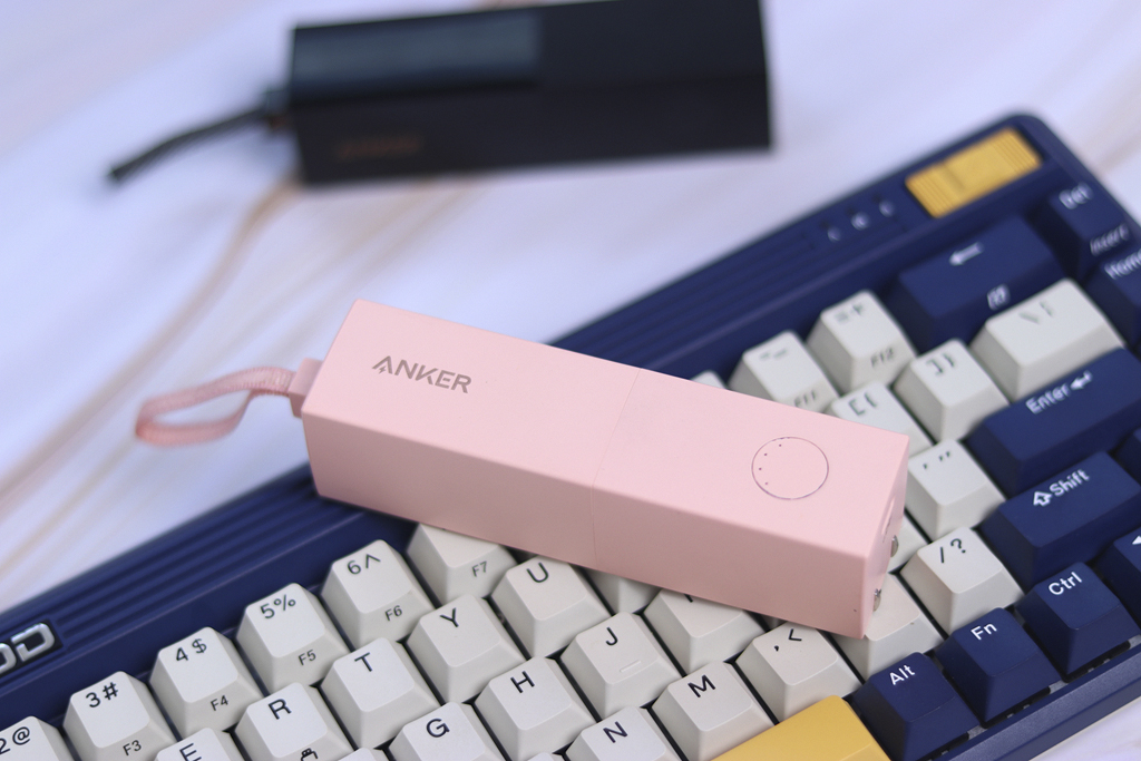 小米有品“为爱续航”，推出Anker安克口红超极充，二合一设计