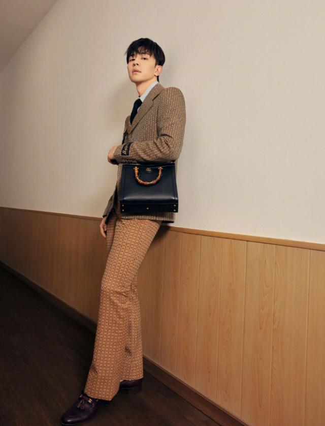 邓伦10分钟走廊大片，卡其色格子西装复古时尚，高级氛围感拉满