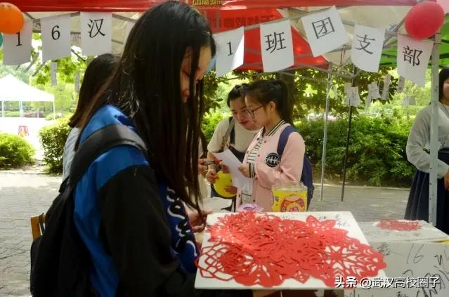 全武汉只有这所大学校门上跑火车，以前嫌弃现在却又舍不得