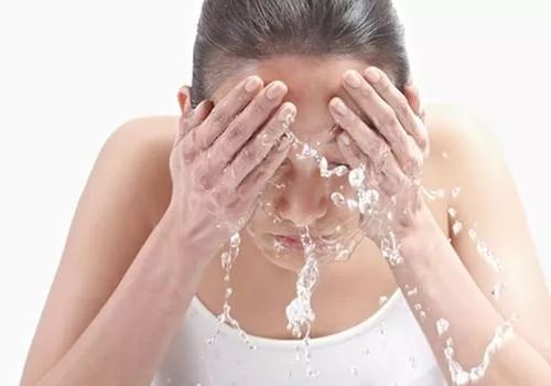冬天用冷水洗脸的好处和坏处,冬天洗脸用冷水好还是热水好