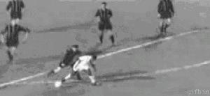 王的两面人生：球技成圣，大嘴无脑的贝利