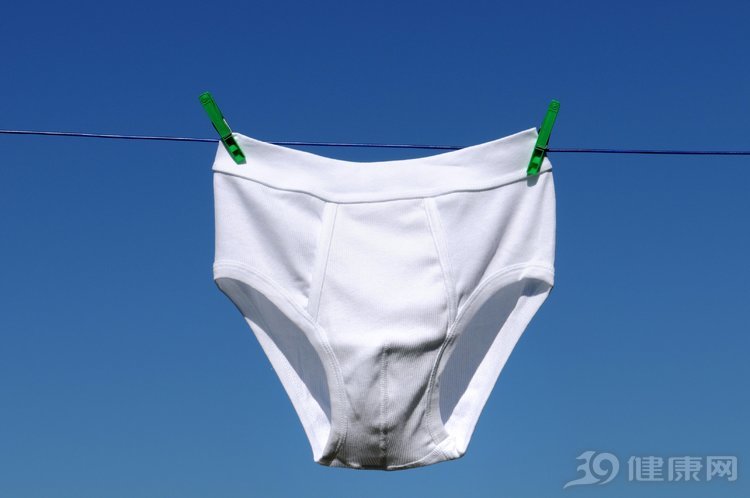 外阴上长了痘痘是尖锐性湿疣吗,女性尖锐性湿疣和痘痘