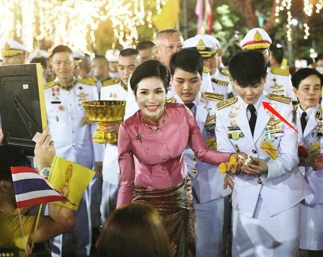 泰王与苏提达照片,苏提达和泰国王后的照片