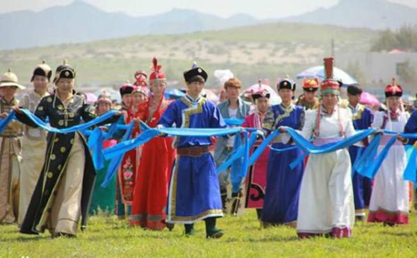 蒙古族的哈达是什么样式的,蒙古族不同颜色的哈达象征什么