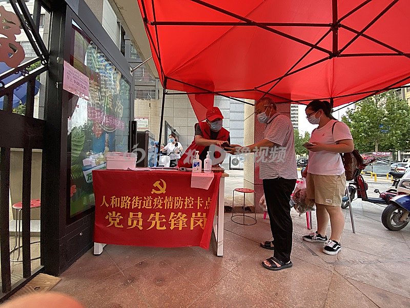 上午把高速口、下午守社区门，一天60公里“两头跑”的志愿者