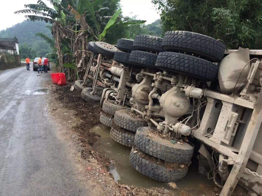 汽车侧翻事故如何处理好,当车发生剐蹭时该怎么办